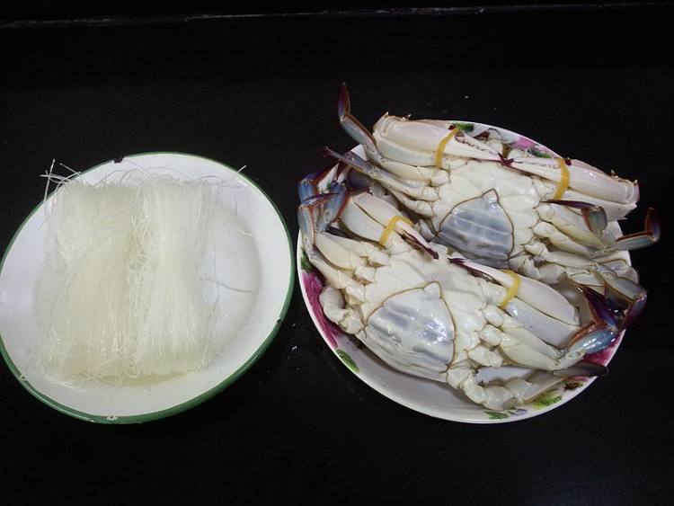 梭子蟹蒸粉丝步骤1
