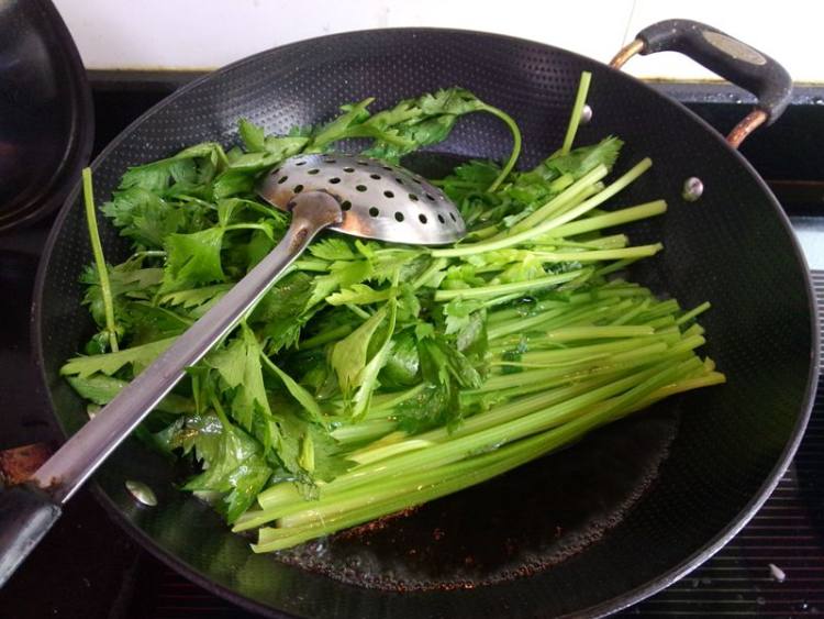 芹菜肉馅锅贴步骤6