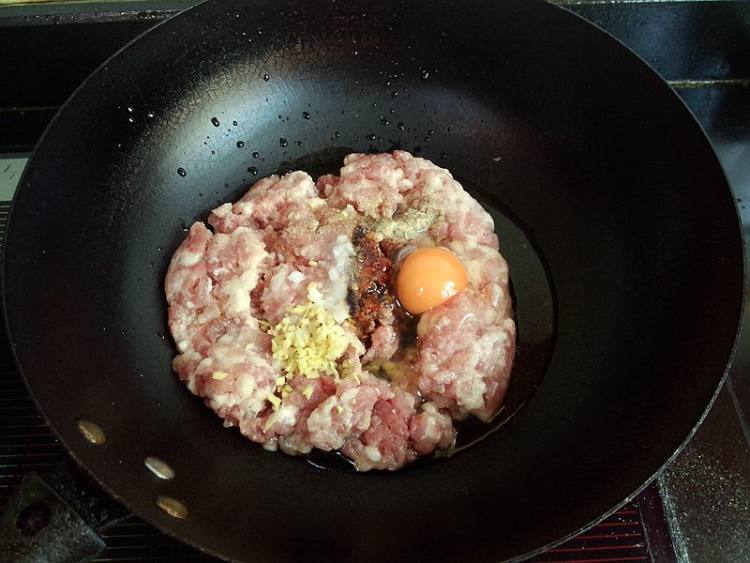 芹菜肉馅锅贴步骤3