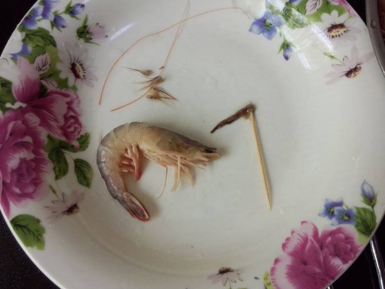 葱姜啤酒炒毛虾步骤2