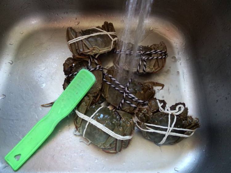 黄酒煮大闸蟹步骤2