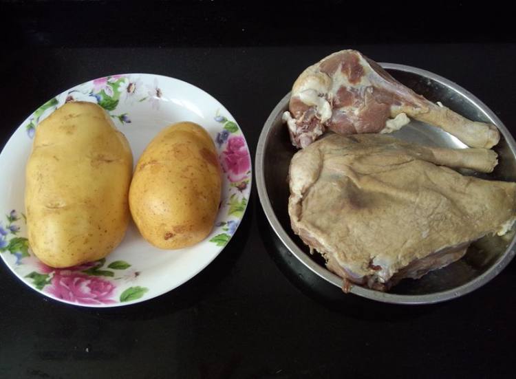 老鹅土豆煲步骤1