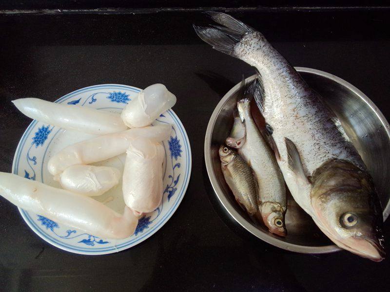 鱼鳔炖杂鱼步骤1
