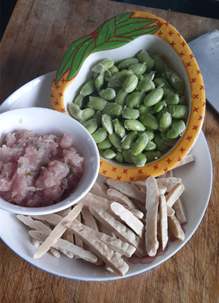 香干毛豆子步骤1