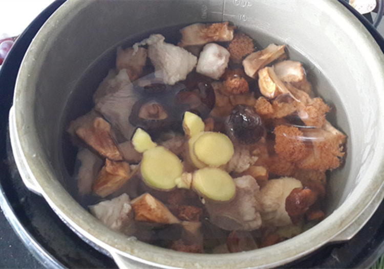 菌菇排骨汤步骤6