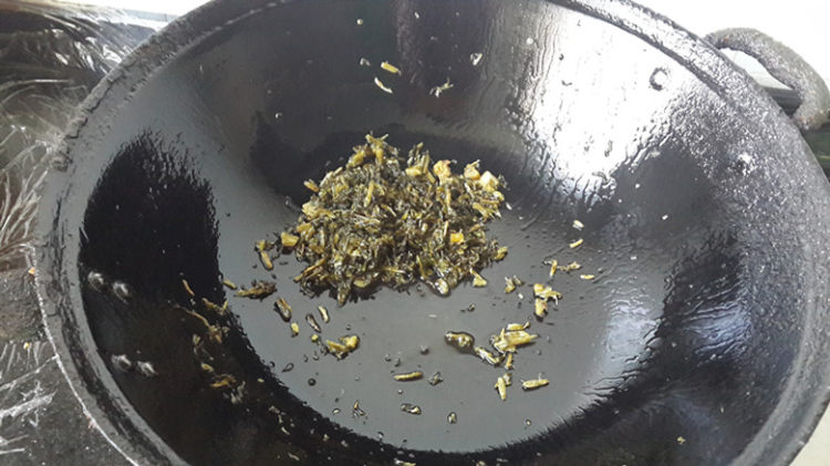 咸菜炒双豆步骤3