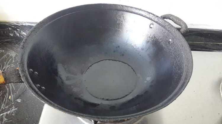 咸菜炒双豆步骤2