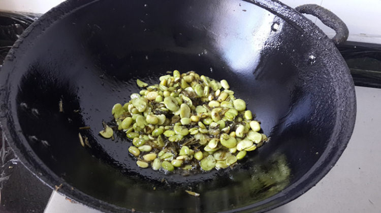 咸菜炒双豆步骤8
