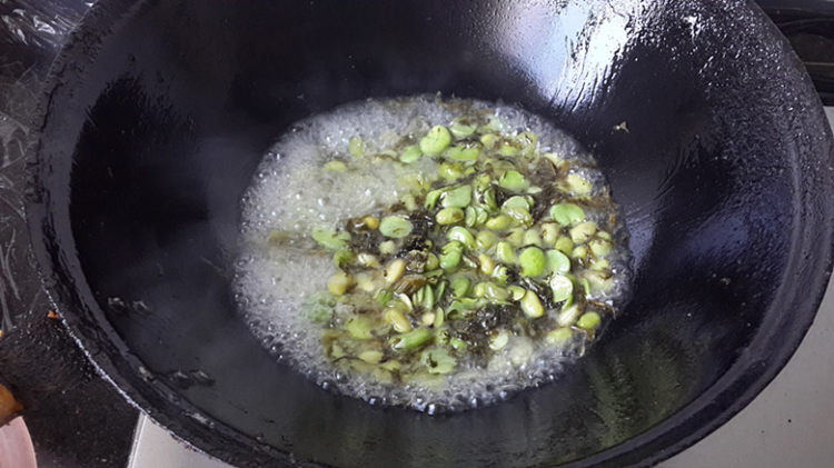 咸菜炒双豆步骤7