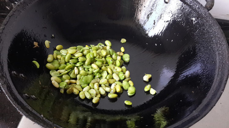 咸菜炒双豆步骤6