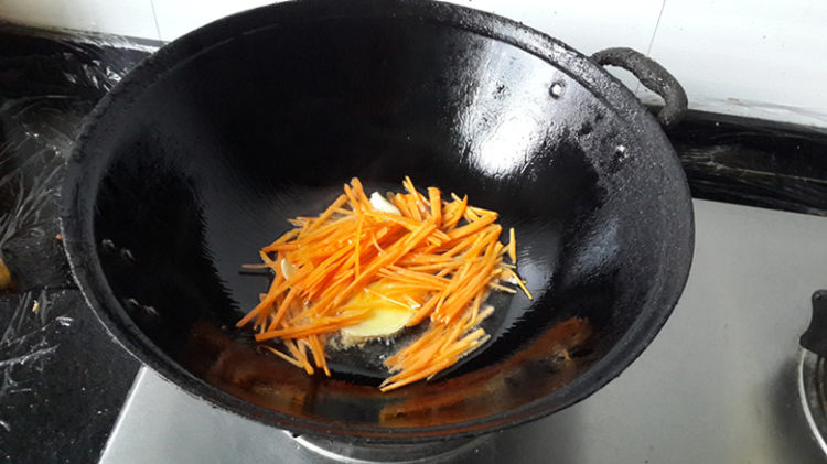 胡萝卜炒包菜步骤4