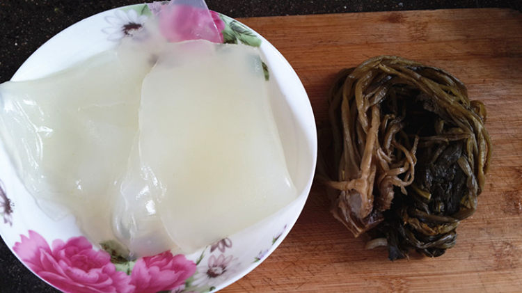 咸菜炒粉皮步骤1