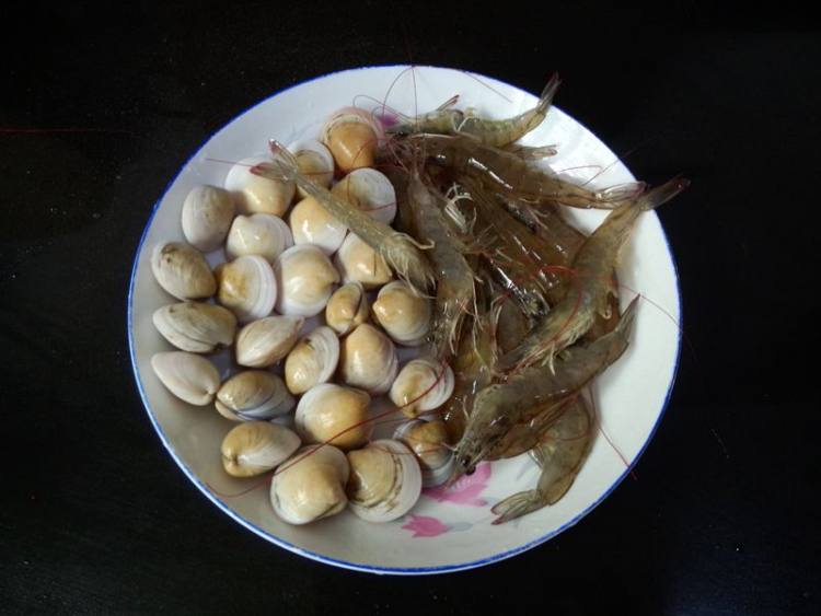 虾蛤汤步骤1