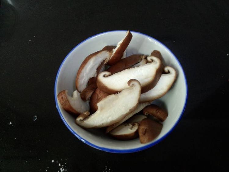 香菇鲢鱼砂锅煲步骤2