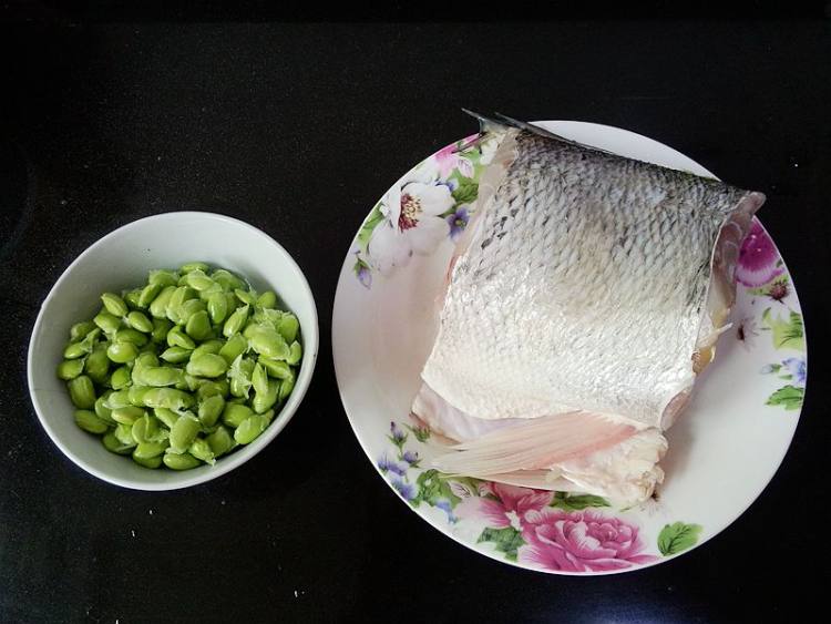 毛豆子蒸海鲈鱼步骤1