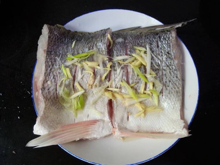 毛豆子蒸海鲈鱼步骤4