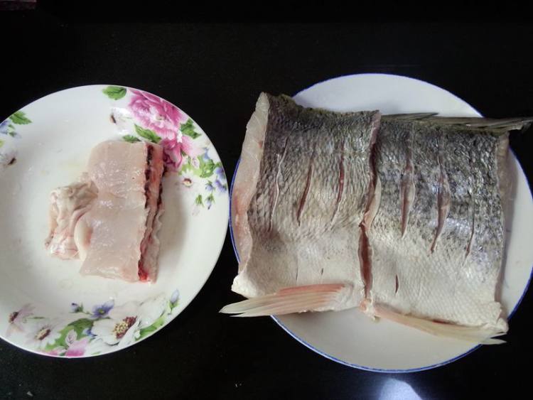 毛豆子蒸海鲈鱼步骤2