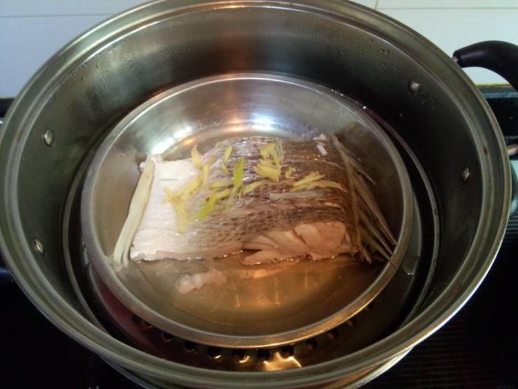 毛豆子蒸海鲈鱼步骤8