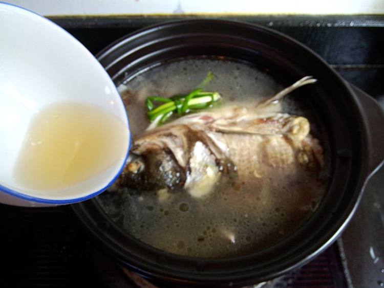 鲢鱼砂锅煲步骤7