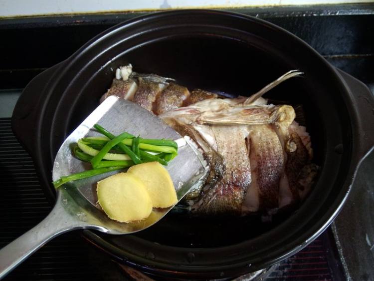 鲢鱼砂锅煲步骤6