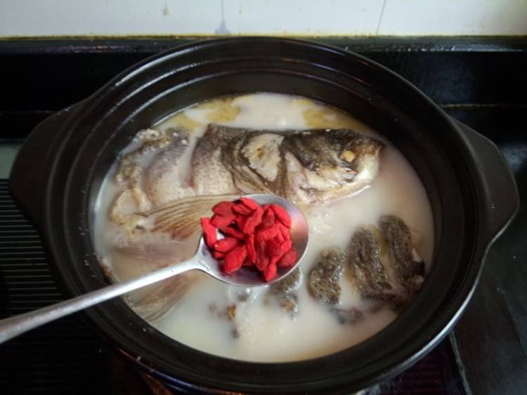 鲢鱼砂锅煲步骤11