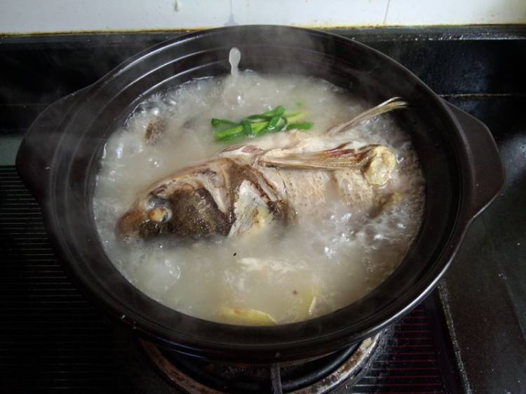鲢鱼砂锅煲步骤8