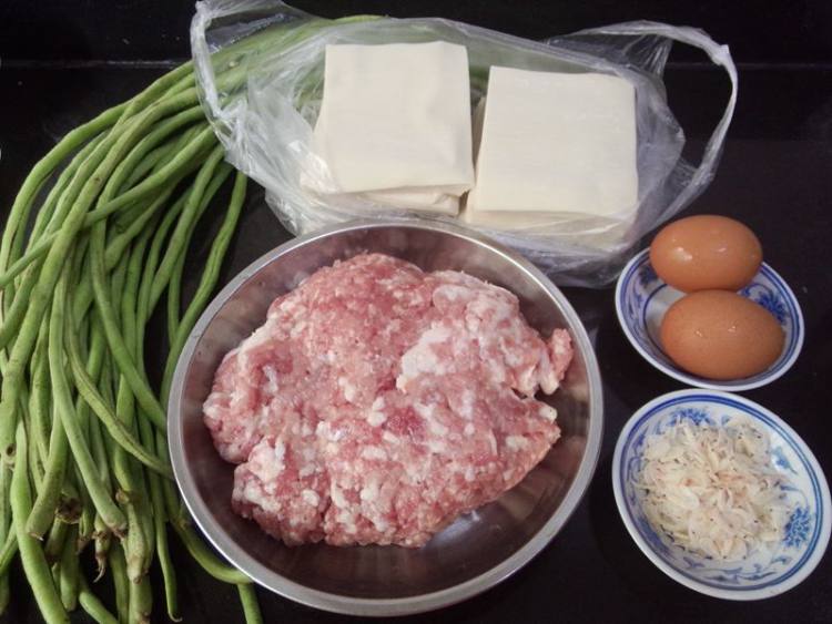豇豆肉馅生煎馄饨步骤1
