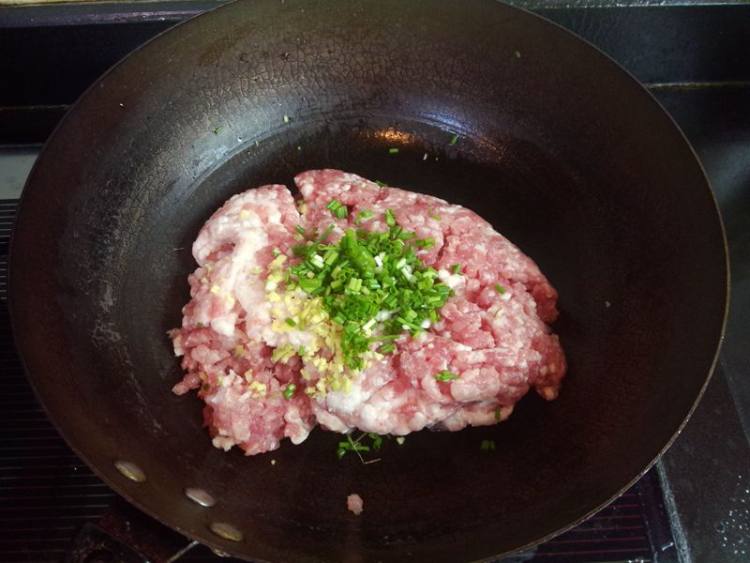 豇豆肉馅生煎馄饨步骤2