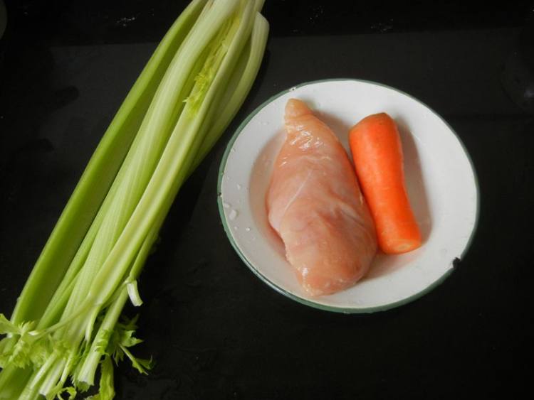 西芹炒鸡肉步骤1