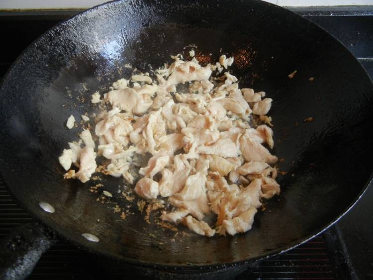 西芹炒鸡肉步骤6