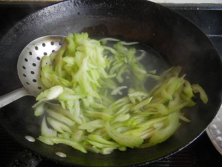 西芹炒鸡肉步骤5
