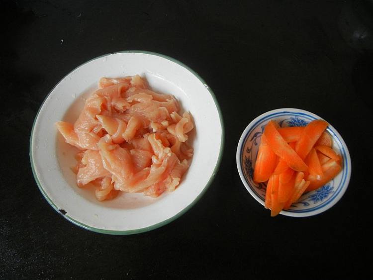 西芹炒鸡肉步骤3