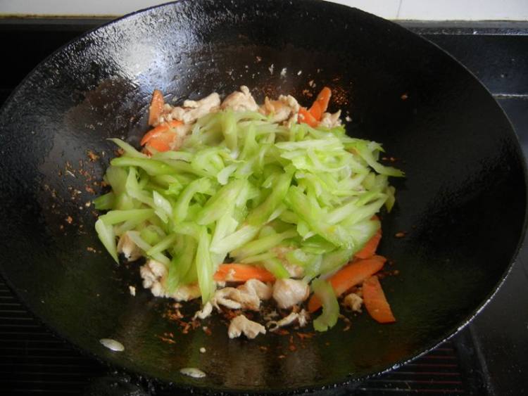 西芹炒鸡肉步骤9