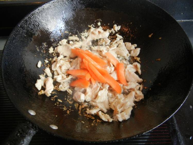 西芹炒鸡肉步骤7