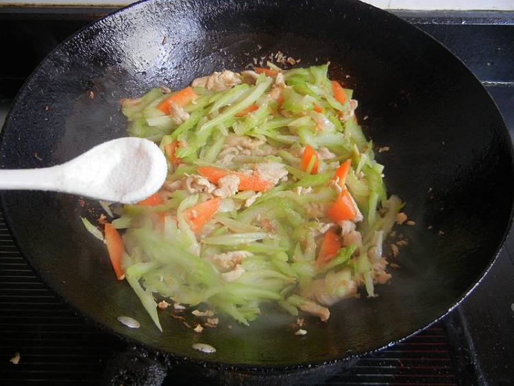 西芹炒鸡肉步骤10