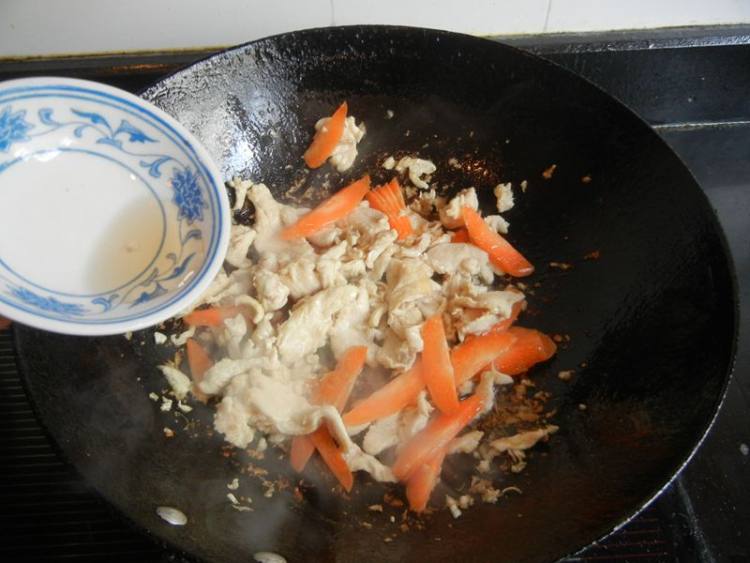 西芹炒鸡肉步骤8