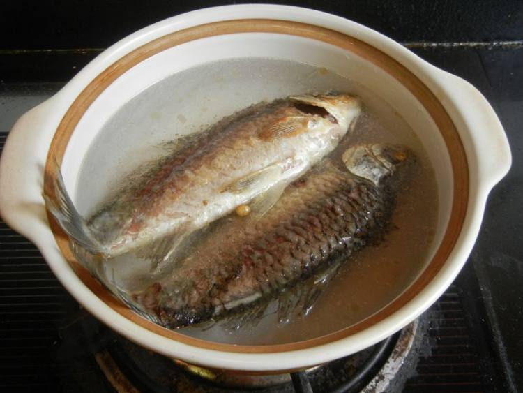 砂锅鲫鱼汤步骤6