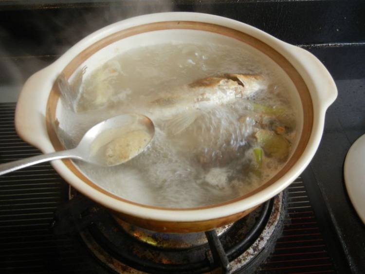 砂锅鲫鱼汤步骤8