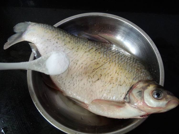 毛豆子烧鳊鱼步骤2