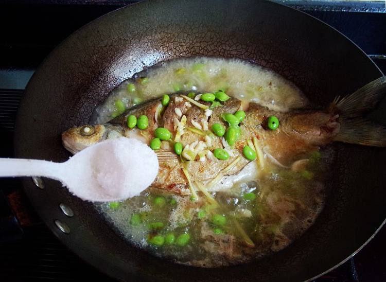 毛豆子烧鳊鱼步骤8