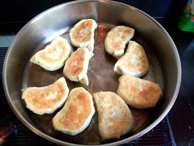 香菇韭菜鸡蛋煎饺步骤17