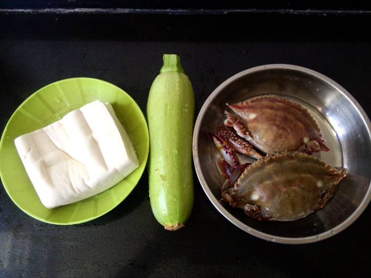 豆腐西葫芦海蟹煲步骤1