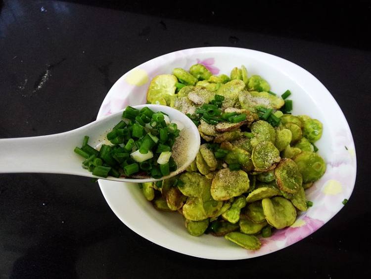 椒盐嫩豆瓣步骤8