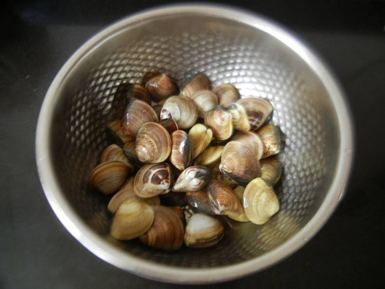 文蛤豌豆炒鸡蛋步骤1