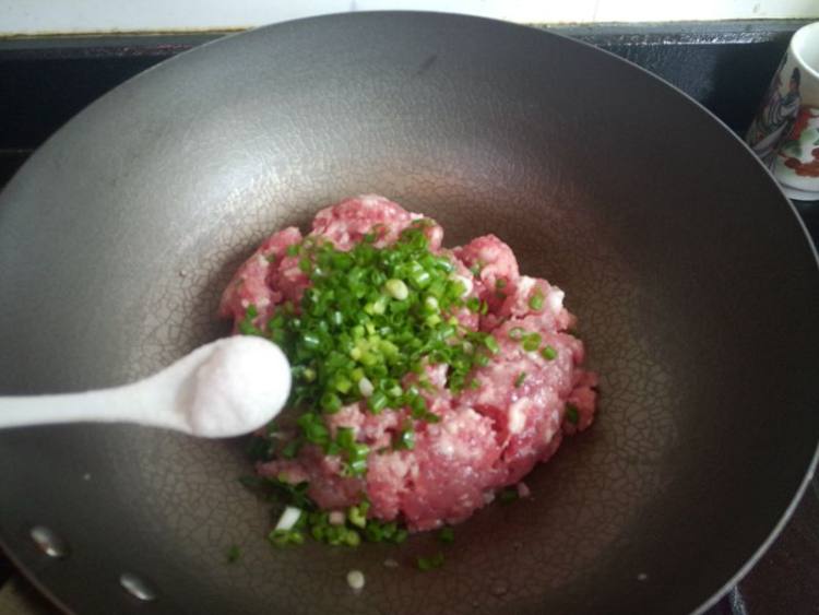 莴笋叶肉馅饺子步骤2