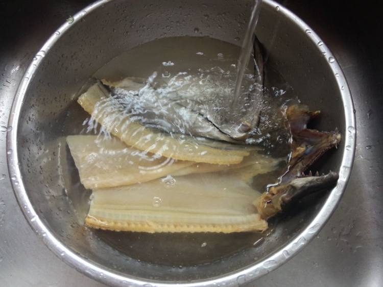 西芹炒海鳗干步骤2