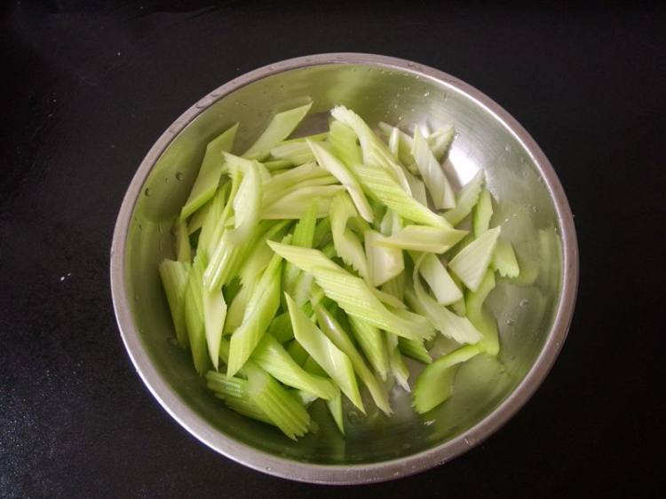 西芹炒海鳗干步骤4