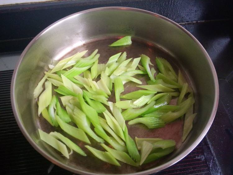 西芹炒海鳗干步骤8