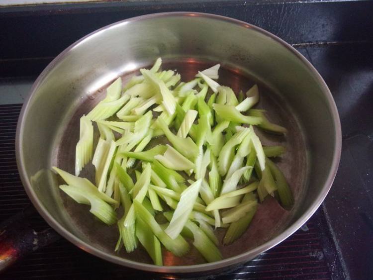 西芹炒海鳗干步骤7