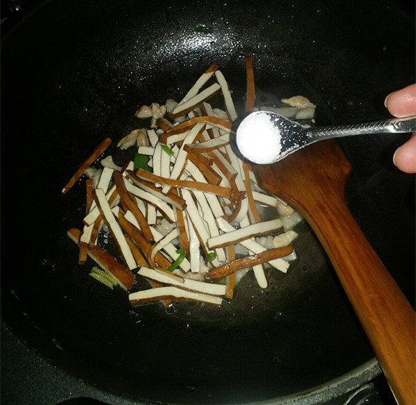 肉丝香干炒芦蒿步骤5